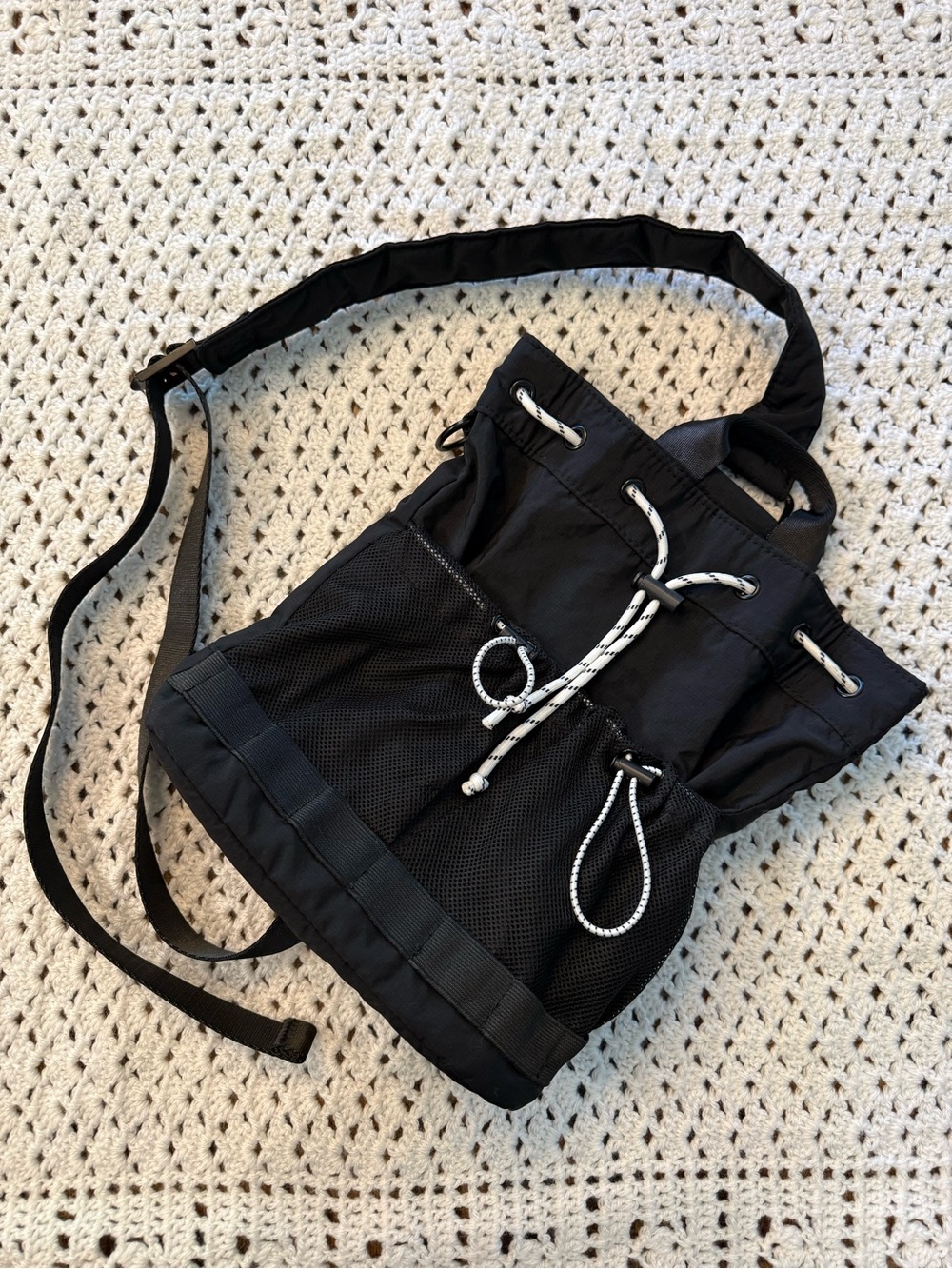 🌺Black Utility bag Mesh outer pocket drawstring closure single adjustable strap